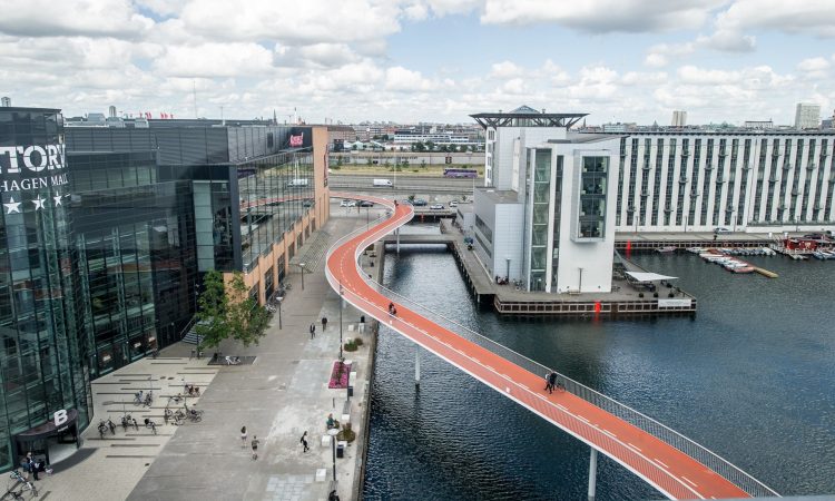 The ‘Bicycle Snake’ in Copenhagen separates pedestrians and cyclists, allowing both to navigate the city more safely./Cycling Embassy of Denmark/DISSING+WEITLING